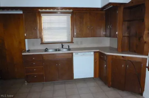 318 Center St, Struthers, OH 44471 photo 8