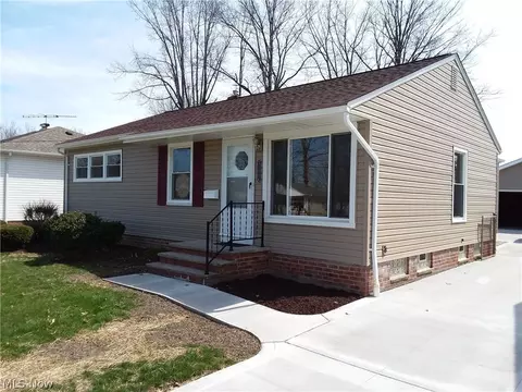 31004 Royalview Dr, Willowick, OH 44095 photo 2