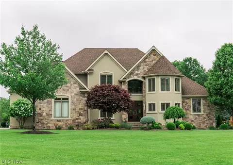 2404 Pine Valley Dr, Willoughby Hills, OH 44094 photo 2