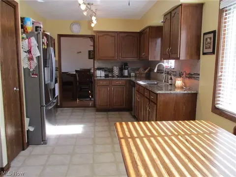 327 Bayberry Dr, Elyria, OH 44035 photo 7