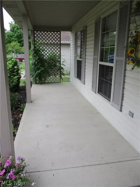 327 Bayberry Dr, Elyria, OH 44035 photo 3