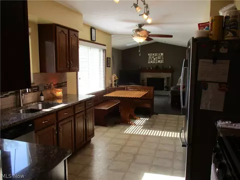327 Bayberry Dr, Elyria, OH 44035 photo 6