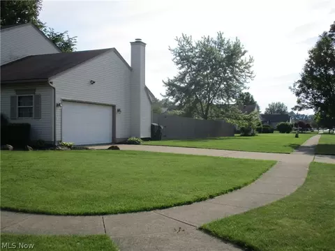 327 Bayberry Dr, Elyria, OH 44035 photo 4