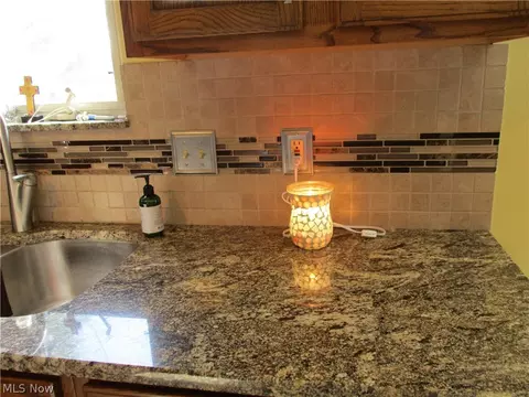 327 Bayberry Dr, Elyria, OH 44035 photo 8