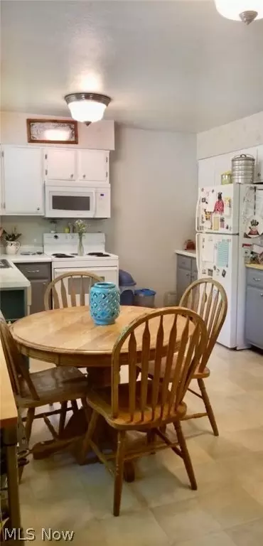 208 E 10th St, Williamstown, WV 26187 photo 6