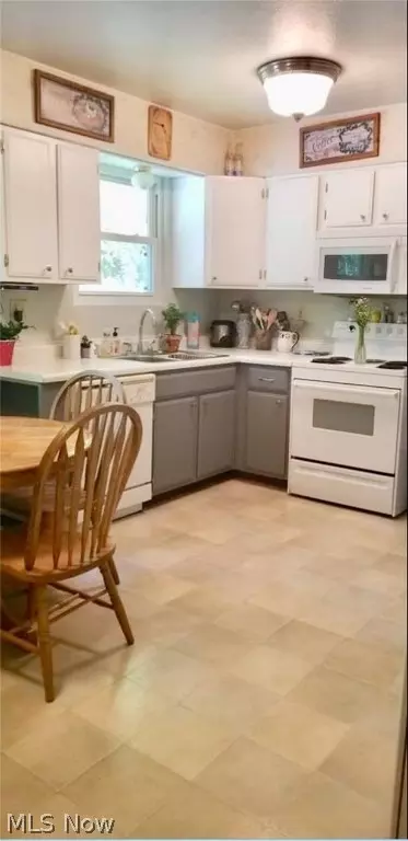 208 E 10th St, Williamstown, WV 26187 photo 5