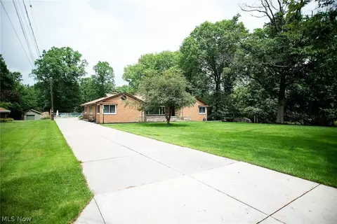 165 Skyview Dr, Seven Hills, OH 44131 photo 2