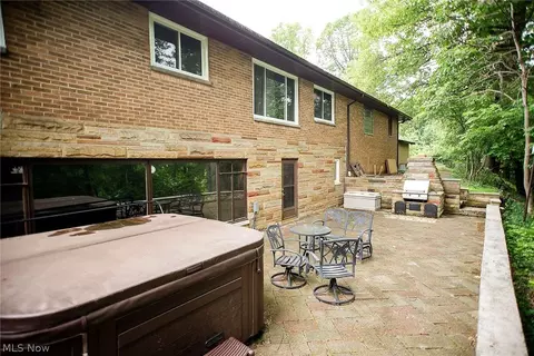 165 Skyview Dr, Seven Hills, OH 44131 photo 4