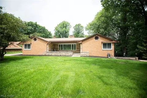 165 Skyview Dr, Seven Hills, OH 44131 photo 1