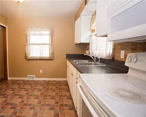 42270 Adelbert St, Elyria, OH 44035 photo 6