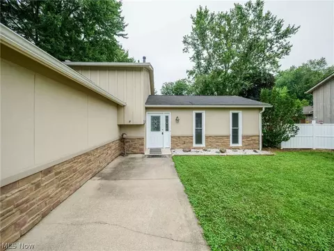 915 Howard St, Elyria, OH 44035 photo 2