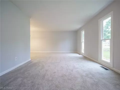 915 Howard St, Elyria, OH 44035 photo 5