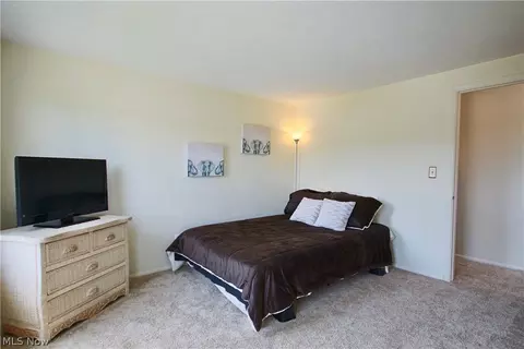 9406 Munich Dr, Parma, OH 44130 photo 14