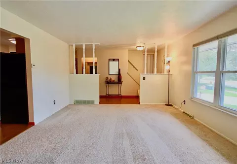9406 Munich Dr, Parma, OH 44130 photo 2