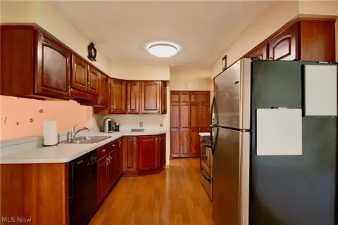 9406 Munich Dr, Parma, OH 44130 photo 5