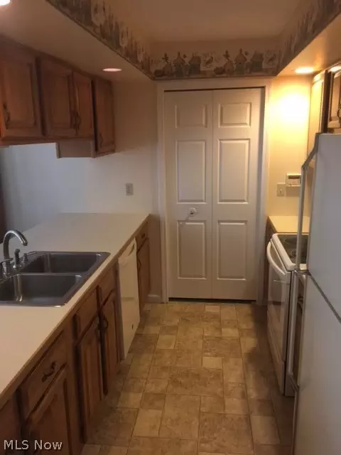 414 Leisure Dr, Huron, OH 44839 photo 2