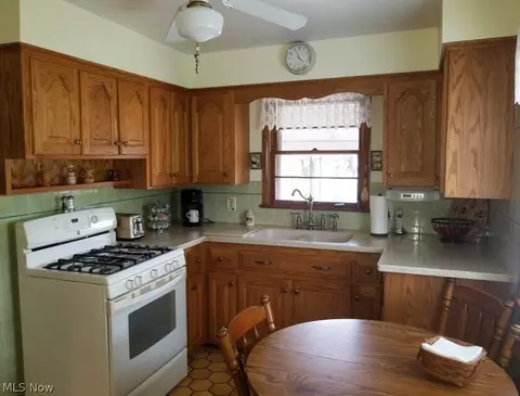 958 Iredell St, Akron, OH 44310 photo 3