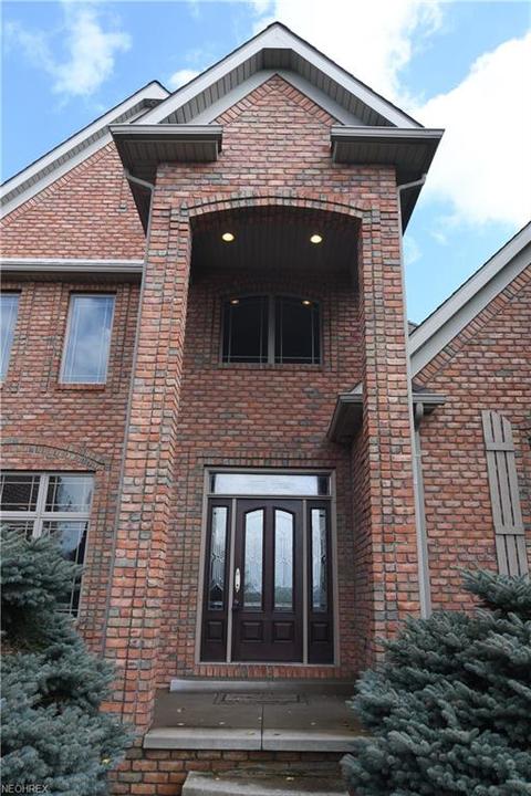 3799 Meadowvale Dr, Akron, OH 44333 photo 2