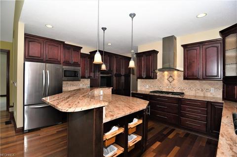 3799 Meadowvale Dr, Akron, OH 44333 photo 9