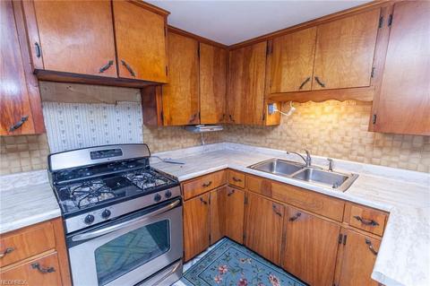 2942 Regent Dr, Akron, OH 44319 photo 9