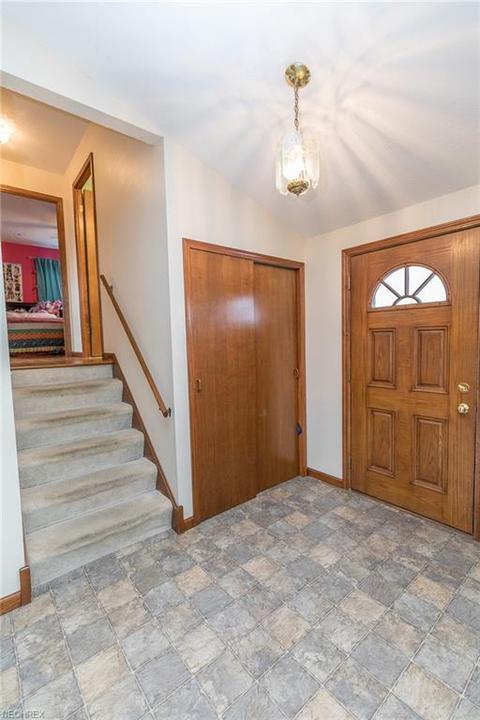 3105 Marda Dr, Parma, OH 44134 photo 2