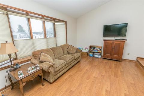 3105 Marda Dr, Parma, OH 44134 photo 4