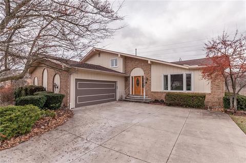 6967 Carol Dr, Independence, OH 44131 photo 1