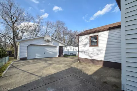 414 Creed St, Struthers, OH 44471 photo 3