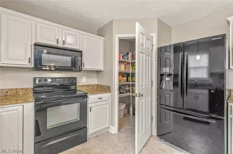 6033 Collins Rd, Mentor, OH 44060 photo 11