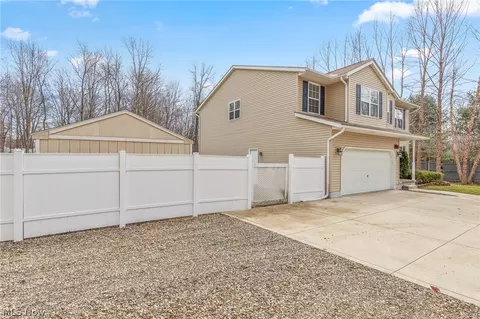 6033 Collins Rd, Mentor, OH 44060 photo 3