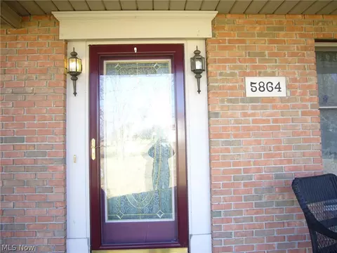 5864 Tyro St NE, Canton, OH 44721 photo 2