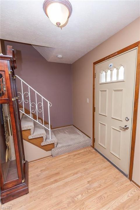 10880 Baron Dr, Parma, OH 44130 photo 4