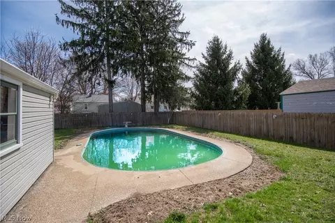 4041 Risher Rd, Youngstown, OH 44511 photo 2