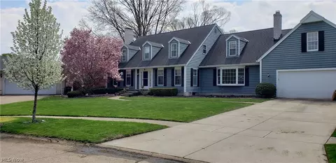 333 Hamilton Cir, Elyria, OH 44035 photo 2
