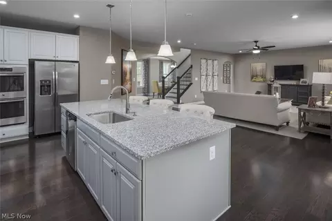2421 Pendleton Ct, Avon, OH 44011 photo 3