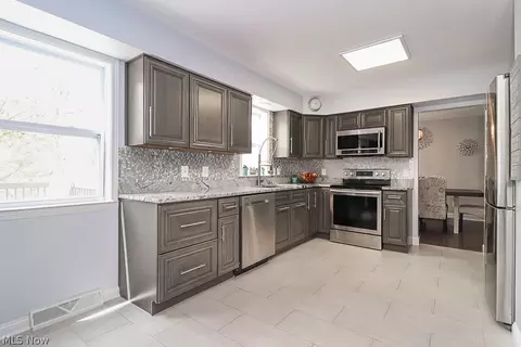 7971 Lime Ln, Parma, OH 44129 photo 2