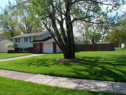 2416 Packard Dr, Lorain, OH 44055 photo 2
