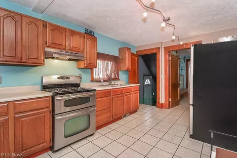 1688 E 32nd St, Lorain, OH 44055 photo 9