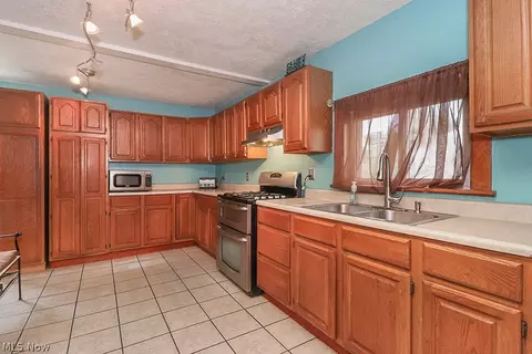 1688 E 32nd St, Lorain, OH 44055 photo 8