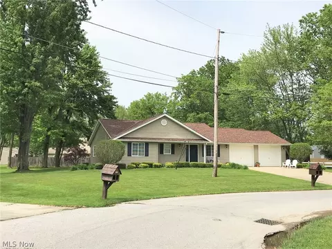 1933 Deerfield Dr, Ashtabula, OH 44004 photo 2