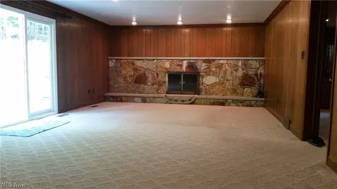 8212 Valley Ln, Parma, OH 44130 photo 4