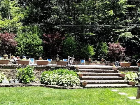 8212 Valley Ln, Parma, OH 44130 photo 11