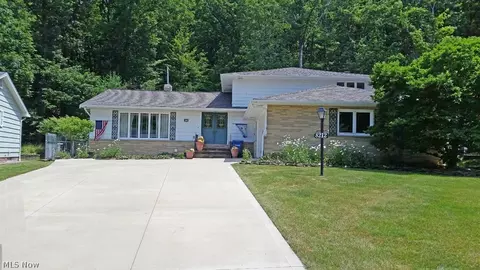 8212 Valley Ln, Parma, OH 44130 photo 1