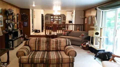 8212 Valley Ln, Parma, OH 44130 photo 3