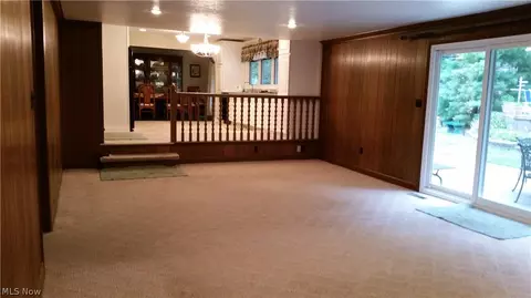 8212 Valley Ln, Parma, OH 44130 photo 5