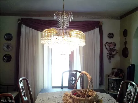 8212 Valley Ln, Parma, OH 44130 photo 6