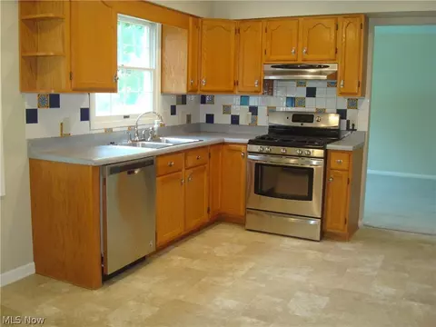 1538 Cherry Ln, Ashtabula, OH 44004 photo 5