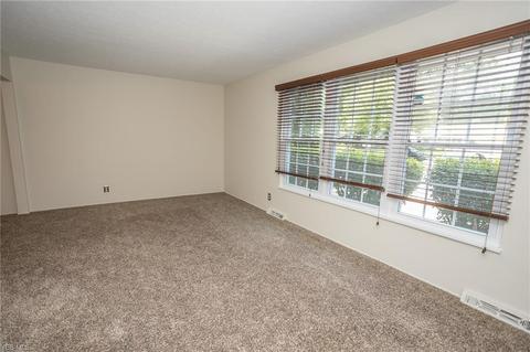 6589 Forest Glen Ave, Solon, OH 44139 photo 4
