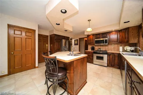34160 Beacon Dr, Willoughby, OH 44094 photo 5