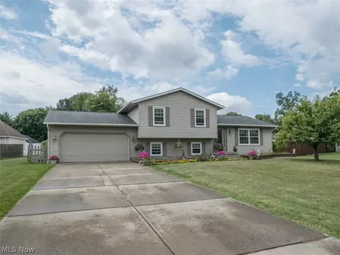 100 Forest Creek Dr, Struthers, OH 44471 photo 1